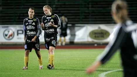 Emilia Appelqvist, här till vänster på bilden i Bälingedressen, är besviken efter förlusten.