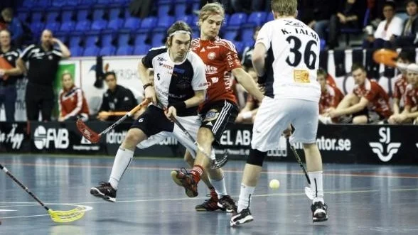 Mattias Mikulski (i rött) kan bli kvar i Storvreta.