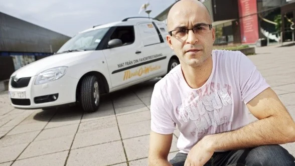Bobby Kata driver företaget Meels on wheels tillsammans med två andra killar.