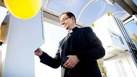 Kyrkoherde Bengt Bengtsson var först ut att tanka upp sin bil.