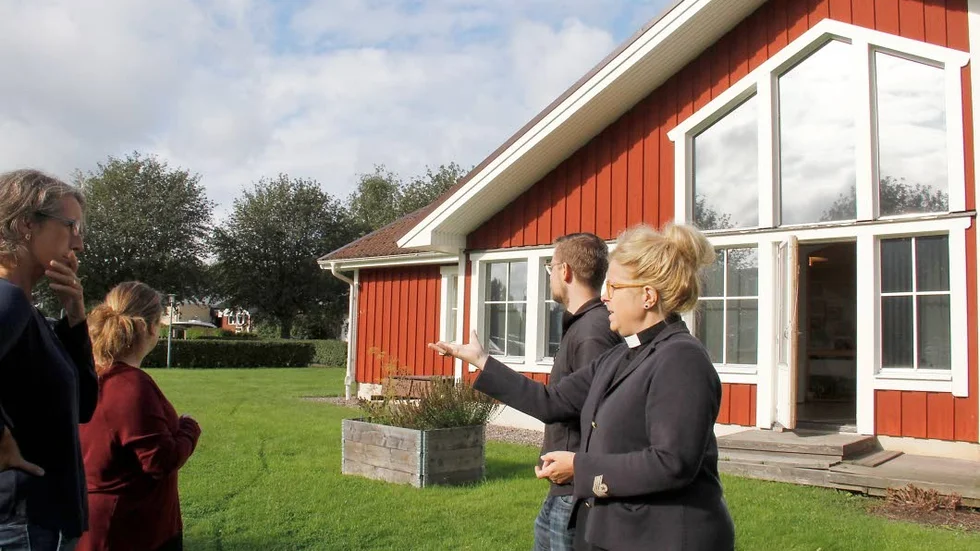 Helena Sällström, prästpraktikant,, Sofia Kelhoffer, Jens Bergström, vaktmästare och Carin Åblad Lundström visar var nybygget blir.
