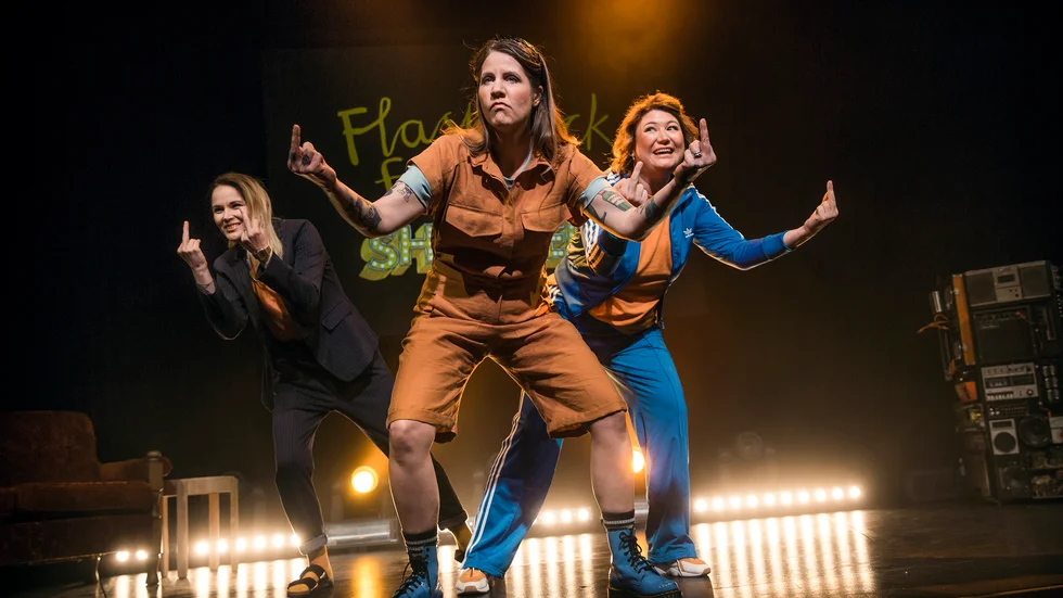 Scroll-Mia, Emma Knyckare och Ina Lundström åker ut på turné i Sverige med sin podd Flashback Forever.
