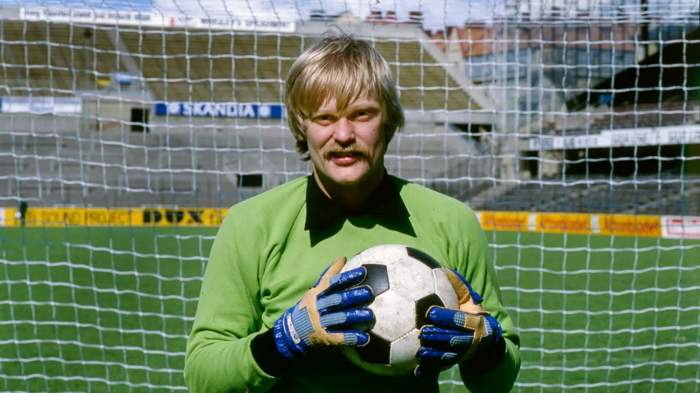 "Ronnie Hellström, 72, har gått ur tiden. Därmed har en av vår tids allra största fotbollsmålvakter lämnat oss – med stor saknad." Bilden är från 1977.