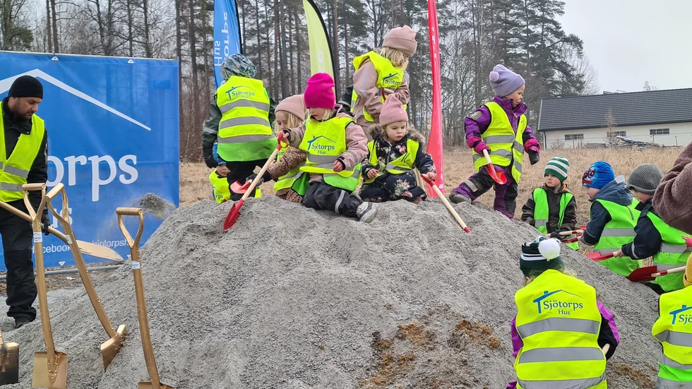 I mars fick barnen på Fågelbo förskola hjälpa till när första spadtaget togs för den nya förskolan i Forssjö. Katrineholmarna får nu tycka till om vad den ska heta. Guppet och Ängen är två av förslagen som kommit in. Arkivbild. 