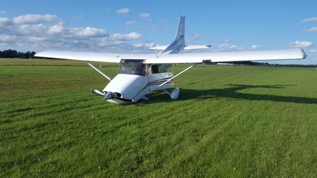 Flygplanet studsade på nosen och noshjulet bröts av.