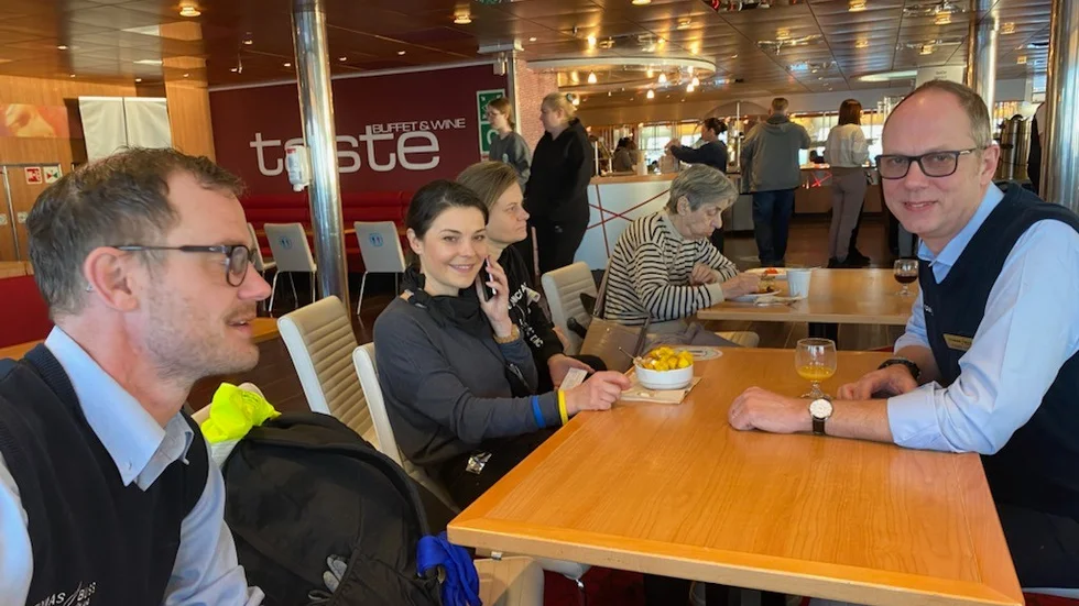 Tomas Buss AB på Öland har hämtat 50 flyktingar i Warszawa som anländer till ett förberett mottagande på campingen i Borgholm på fredagen. "Kommunen går in och garanterar det här", säger Andre Angeling, t.v. I mitten Lesya Andersson som varit med som volontär och tolk och t.h. chauffören Torbjörn Sundås.