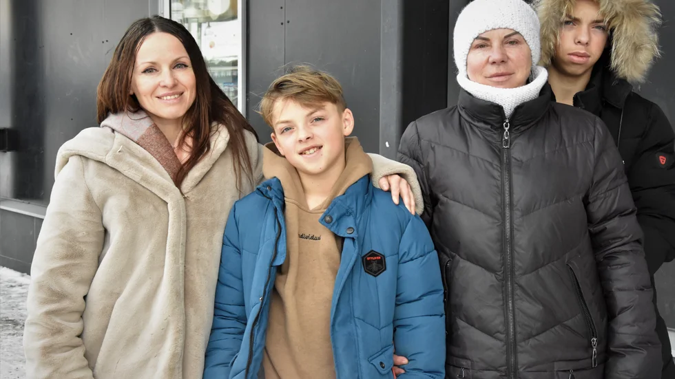 Irini Merleni tillsammans med sin familj bestående av Adam, 11, mamma Anastasia och Artyr 15 år.