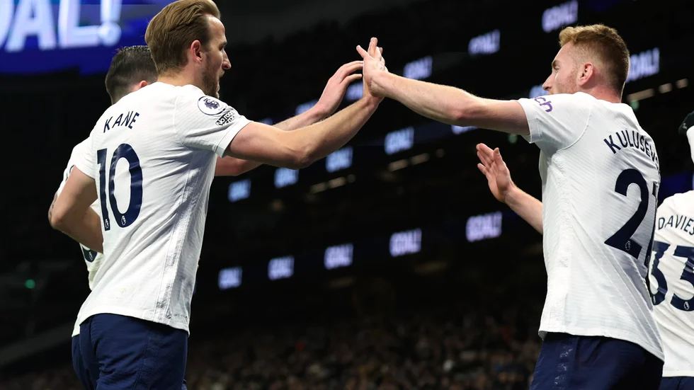 Harry Kane och Dejan Kulusevski i måndagens 5–0-kross mot Everton. Nu bryter Premier League sitt avtal med sändande ryskt tv-bolag.