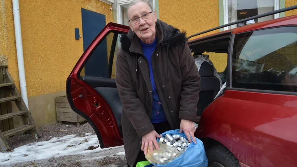Bra gensvar. Anne-Marie Sjöblom med några av alla värmeljuskoppar som folk har gett till henne.