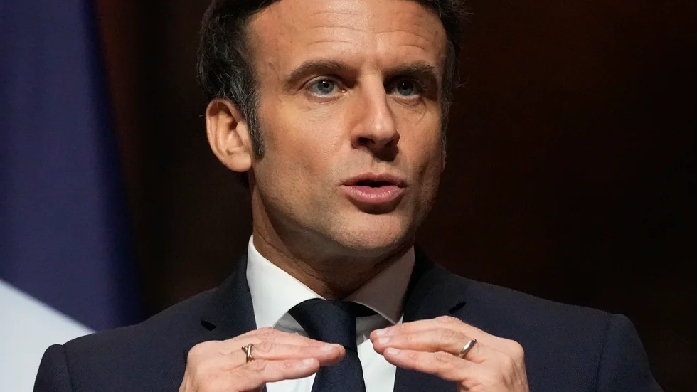 Frankrikes president Emmanuel Macron varslar om fler "massiva sanktioner" mot Ryssland för kriget i Ukraina.