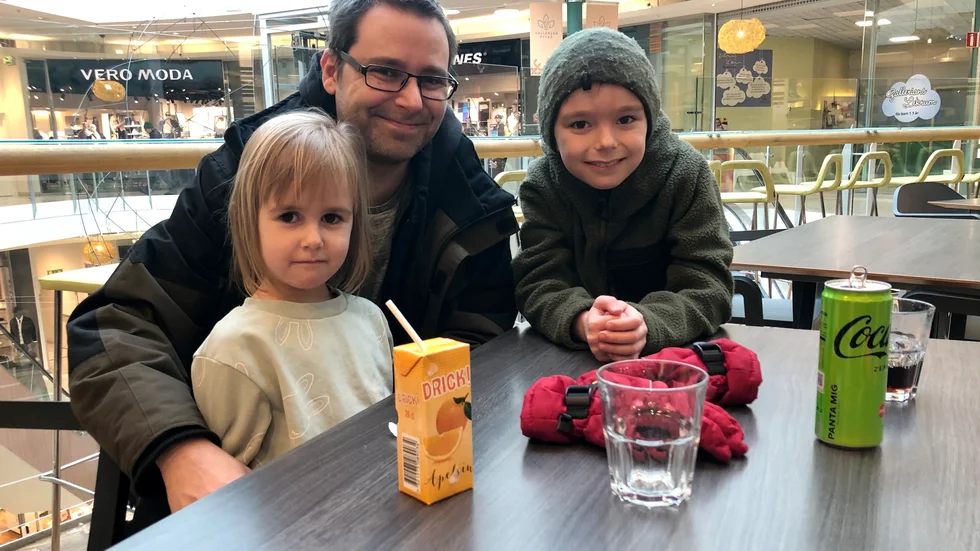 Mika Fursjö, Jävre med barnen Stella, fem år och Algot, åtta år: "Det blir att köra skoter och pimpla i Jävre, tidigare i dag var vi också ute och sparkade på isbanan för första gången, det var jättehärligt".
