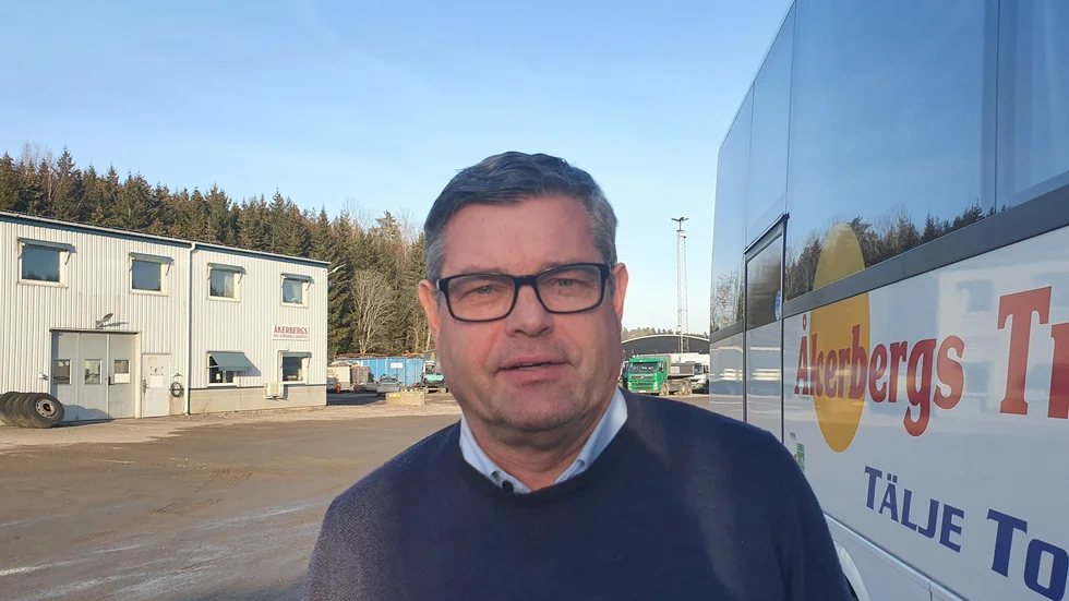 Pär Åkeberg, vd på Åkerbergs trafik, har diskuterat hur man ska hantera situationen med skenande drivmedelspriser. 