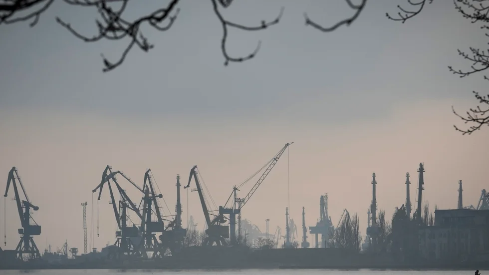 Hamnen i den attackerade ukrainska hamnstaden Mariupol, vid Azovska sjön som sitter ihop med Svarta havet. Arkivbild.