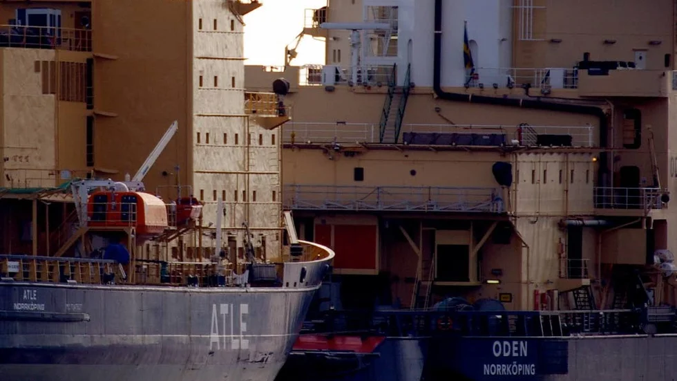 Atle till höger är en av Sjöfartsverkets isbrytare som besöker några av Sveriges hamnar - dock inte en av Norrlandskustens största - Piteå port and hub. (Arkivbild).