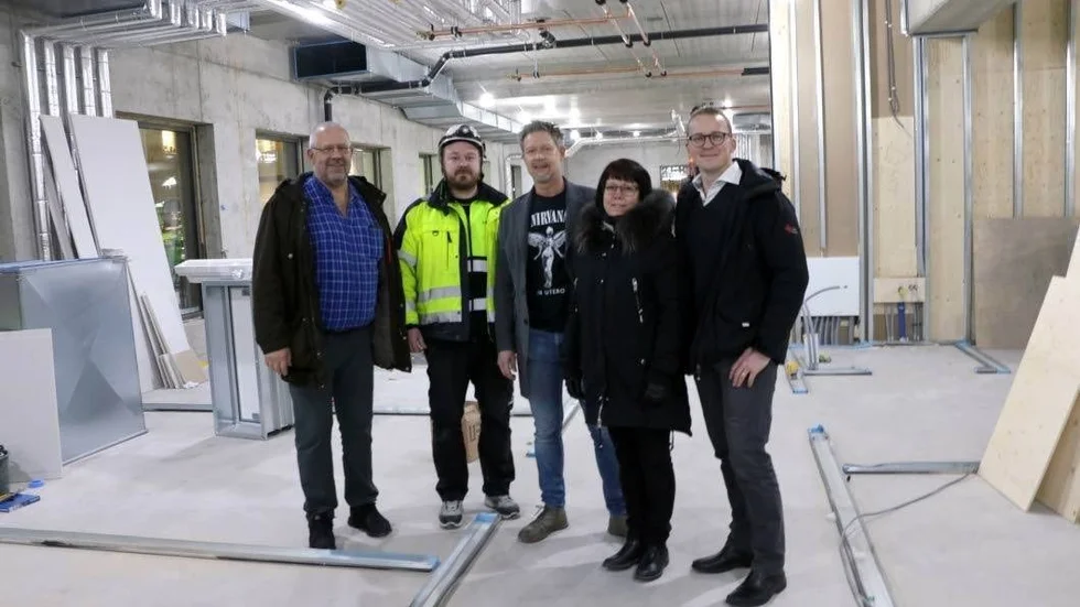 Bild: Laila Bäckström | Än så länge är det en byggarbetsplats, men i maj flyttar Cederkliniken in i sina nya lokaler på totalt 1 400 kvadratmeter. Från vänster: Birger Öström, Patrik Andersson, platschef för Lindbäcks Bygg, Jörgen Boström, Laila Davidsson och Petter Tuorda.