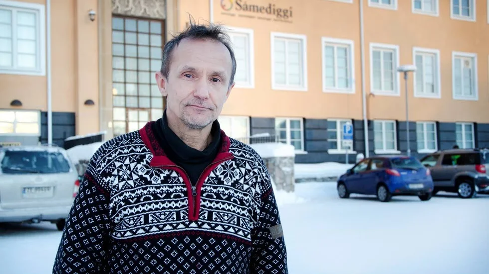 Håkan Jonsson menar att regeringen inte lyckats upprätthålla lagstiftningen utan diskriminerat delar av den samiska minoriteten när beslutet om tillfälliga skoterförbud i Kirunafjällen fattats.