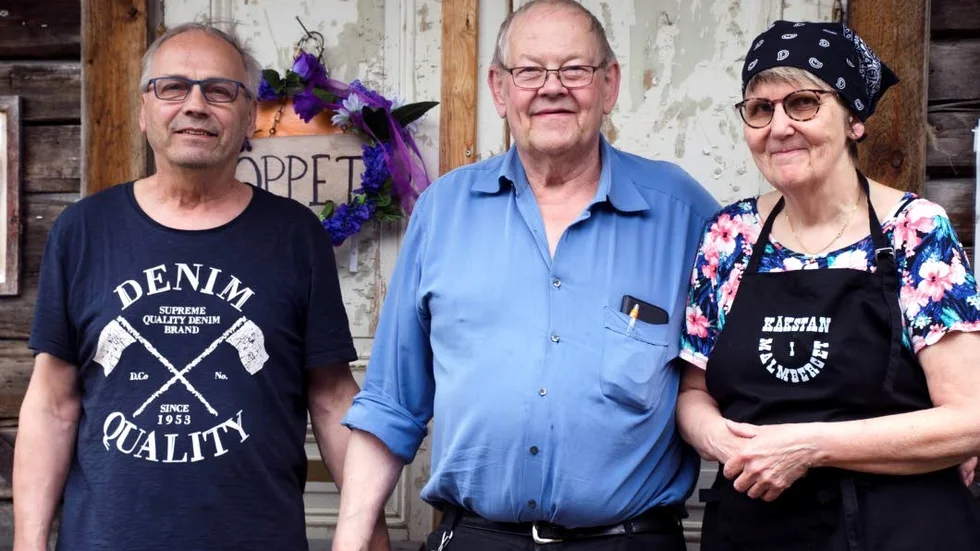 Lars Åke Apelvist, Åke Martinsson och Helena Johansson driver fiket i Kåkstan till nästa grupp tar över det den 14 juli.