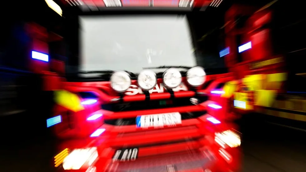 Räddningstjänsten har stängt av ett körfält på väg 55 riktning strängnäs efter en singelolycka.