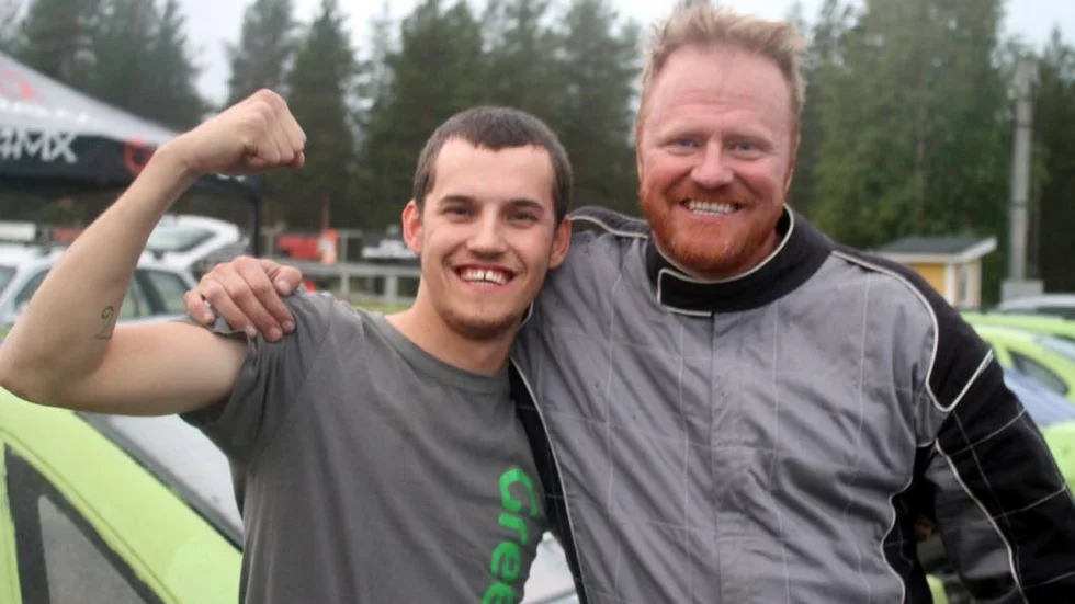 Klockan halv elva på fredagskvällen var prestigekampen avgjord. Pappa Jan Öman gratulerar sonen Robin till segern.