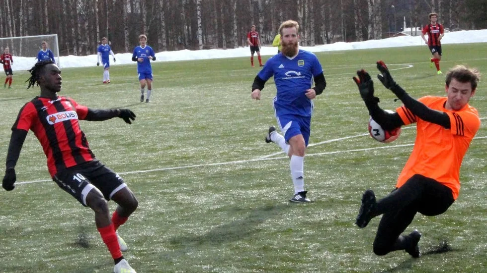 Sävast tog ett stort steg mot nytt kontrakt genom 4-1 mot Pålänge. Ssebiragala Shimex (bilden) svarade för kvitteringen och Zebastian Selberg Bergenstråle avgjorde till slut med två raka mål.