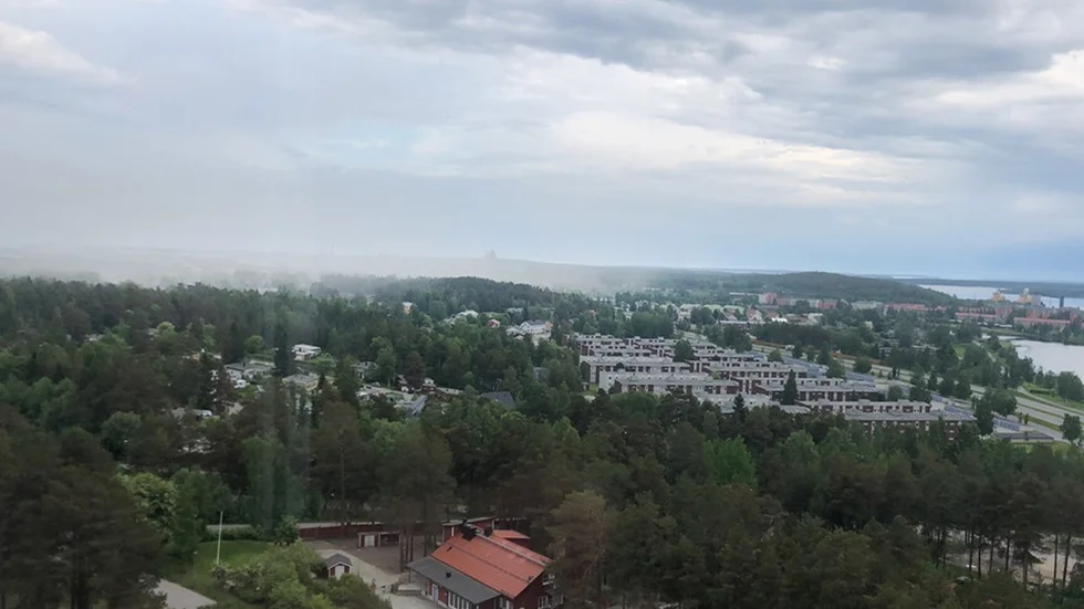 18.58. Den illaluktande smoggen spred sig över delar av Luleå.