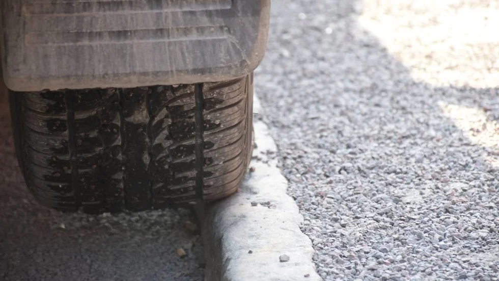 En vanlig syn för parkeringsvakterna. Kirunaborna har en tendens att parkera uppe på trottoarerna.