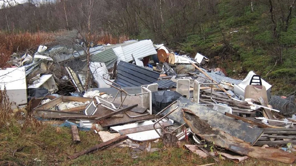 I Keinovuopio har en större samling skräp dumpats. Kommunens bild från 2016.