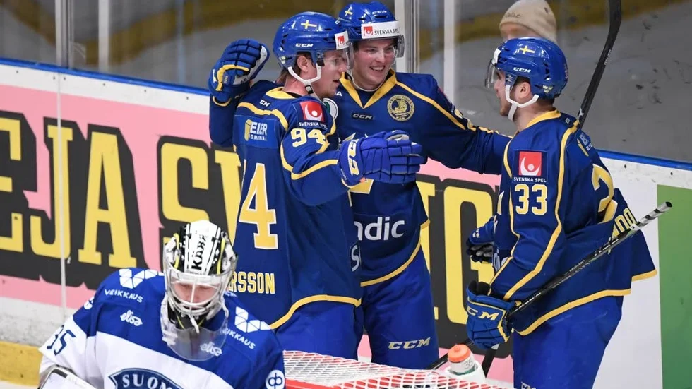Isac Lundeström och lagkamraterna firar ett mål mot Finland.