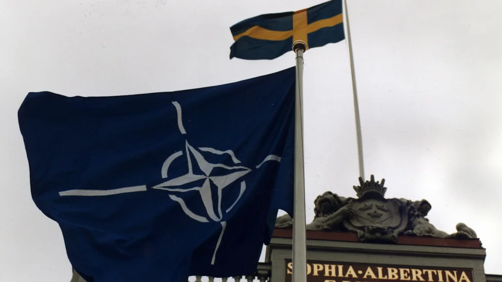 Nato-flaggan tillsammans med svenska flaggan.