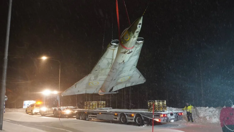 Med hjälp av en kran lyftes Drakenplanet vid Luleå airport ned.