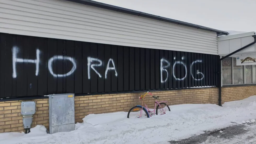 Bumerangens fasader har klottrats ner.