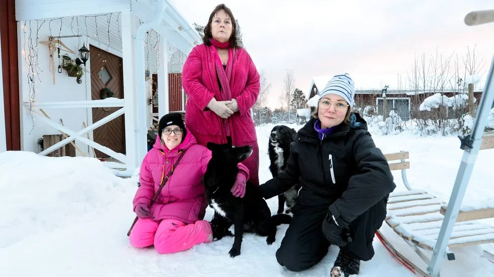 En stor oro för att dottern Simonette Brännvall Karlsson ska förlora sin assistenshjälp känner Eva Brännvall Karlsson (mitten). Både hon och assistenten Ulrika Lidbom märker att även Simonette störs av den osäkra situationen.