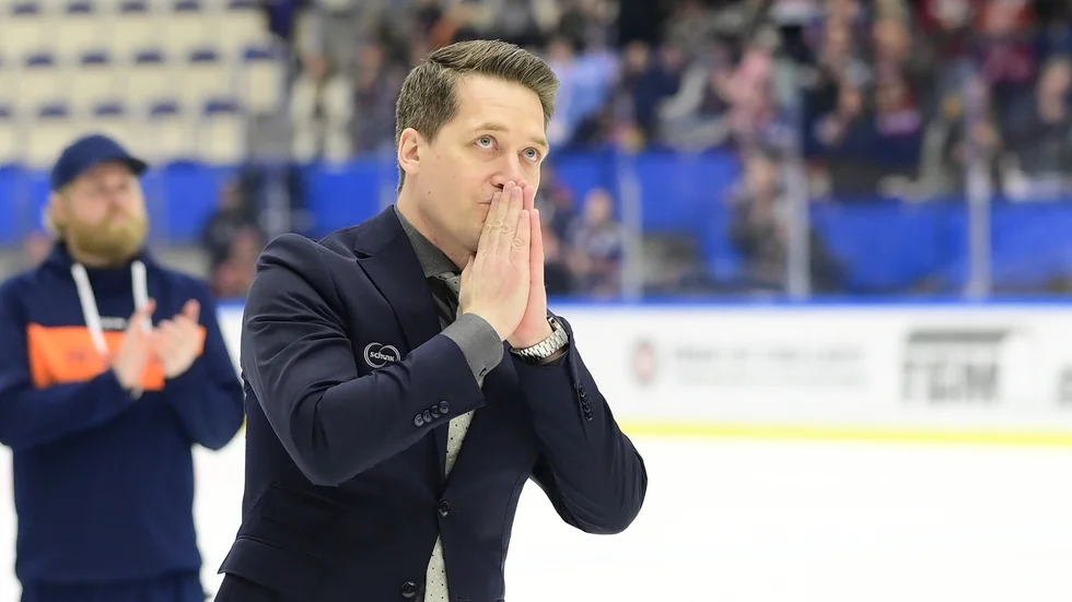 Växjös tränare Sam Hallam hyllades av publiken efter hemmaförlusten mot Frölunda.