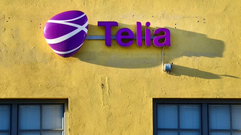 En avgrävd kabel har lett till att Telias kunder i Hakkas varit utan bredband och telefoni sedan maj.