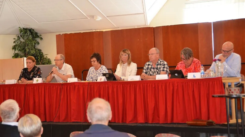 I panelen Linda Frohm (M), Kenneth Sandberg (Mp), Maud Lundbäck (S), Katarina Burman (V), Aimo Suomela (Kxp), Inga-Lis Samuelsson (C) och Rickard Mohss (L).