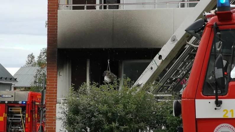 Det var på markplan som branden tog fart i en lägenhet i huset.
