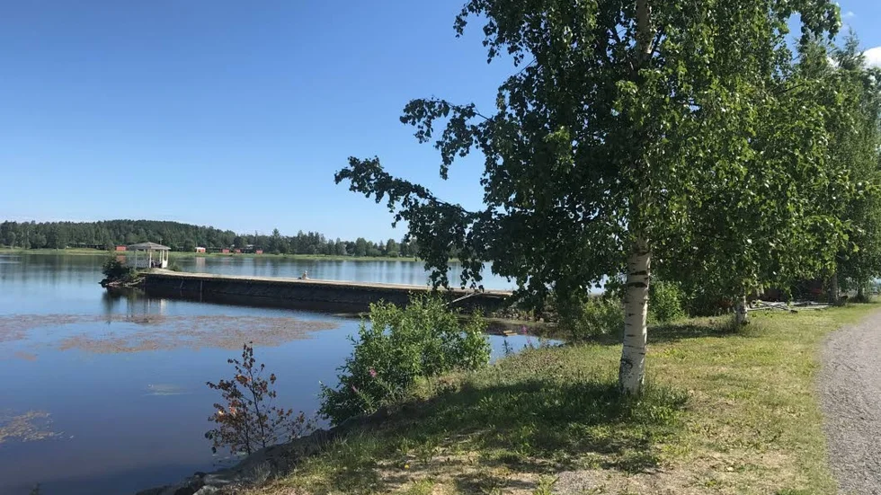 Här vid piren på Östermalm greps en man i 20-årsåldern misstänkt för våldtäkt på en kvinna i 35-årsåldern.
