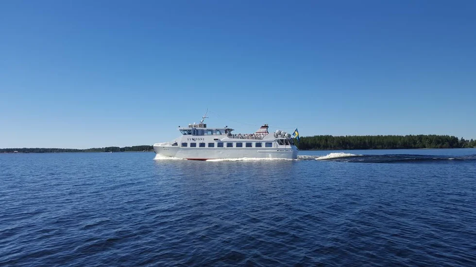 Klockan 10.00. En fullsatt Symfoni åker ut på sin skärgårdsrunda i strålande solsken och lätta vindar. Bilden är tagen utanför Svartöstan.