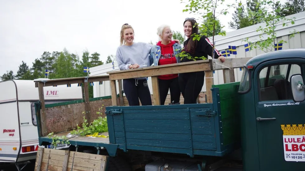 Linda Lindholm, Wilma Lantto och Moa Jatko förbereder klassens studentflak inför fredagen.