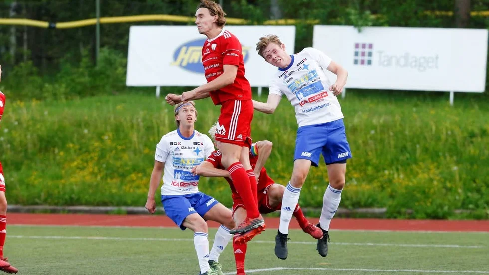 Jonatan Vikström, här i IFK Luleå-tröjan, går upp i en luftduell.