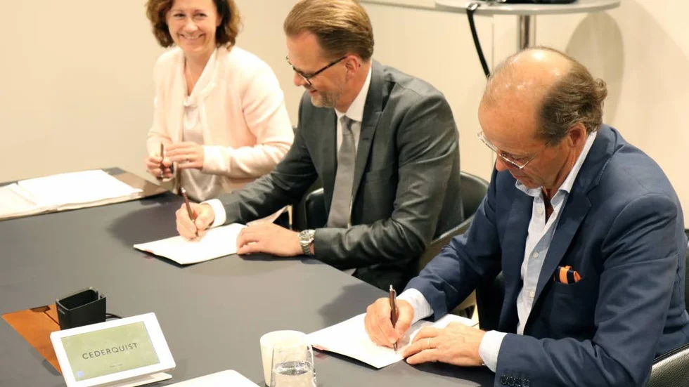 Från vänster: Helena Hedblom, President of Atlas Copco’s Mining and Rock Excavation
Technique business area, Jonas Albertson, CEO Atlas Copco, Johan Hernmarck, board of directors Mobilaris.