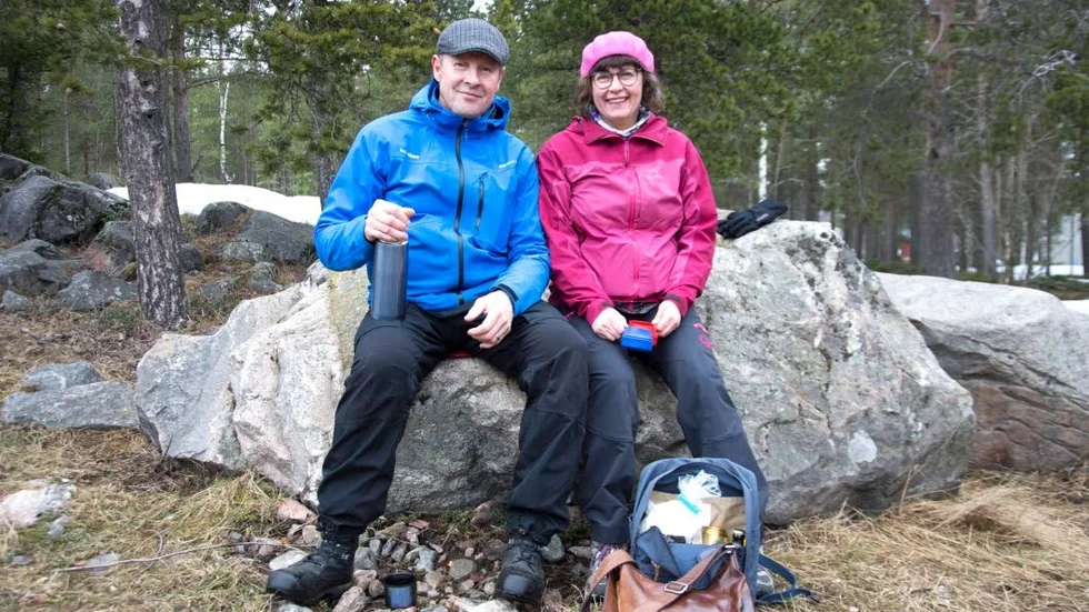 Återkommande besökare. Anna-Lena och Torbjörn Hellström besöker årligen valborgsfirandet på Skurholmsberget.