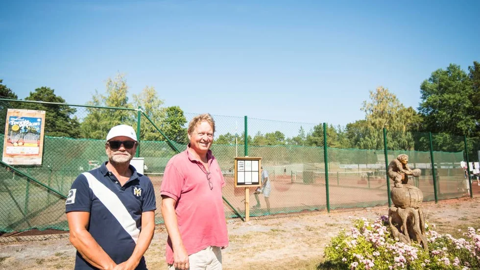 Björn Hygstedt och Måns Virding, båda medlemmar i styrelsen för Öregrunds tennissällskap, uppskattar möjligheten arrangera Tennisveckan. "Öregrund har varit en tennisstad sedan 1800-talet", säger Björn Hygstedt.