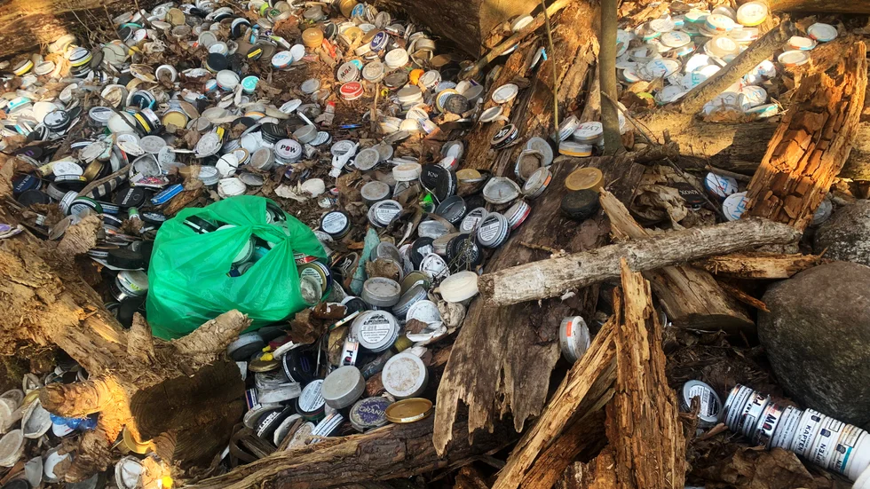 I närheten av ett korttidsboende för barn ligger en stor mängd dumpade snusdosor.