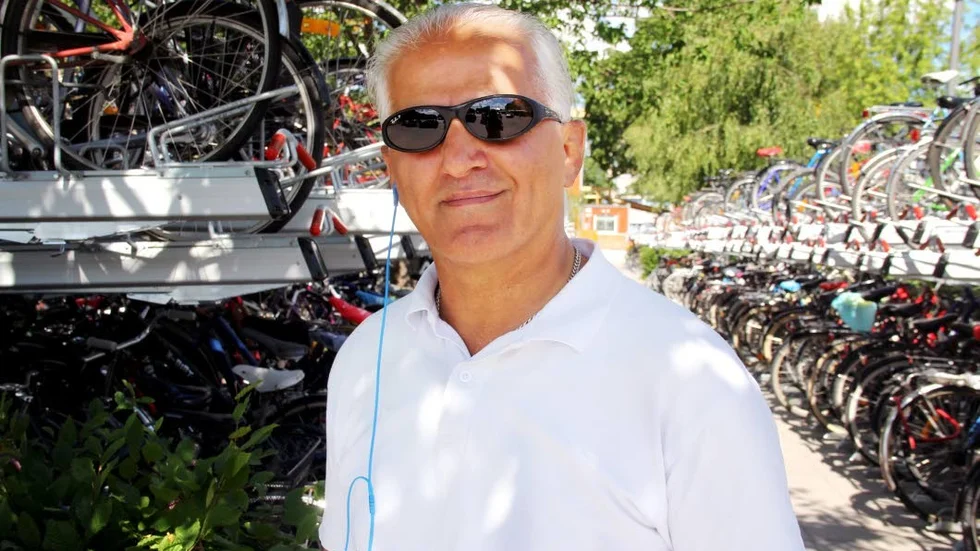 Taxiföraren Ali Hosseini undrar varför kollektivtrafik och taxi är så dyrt.
