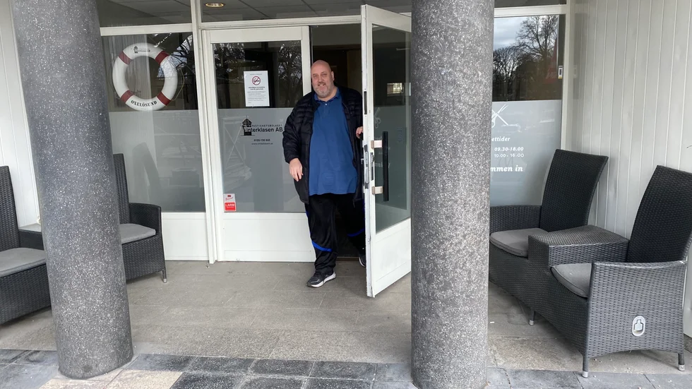 Fastighetsägaren Åke Holmström i Oxelösund har ofta hamnat på kollisionskurs med kommunen och företag och ofta fått rätt. Men det kostar på. Holmström uppger att han känt sig ansatt.