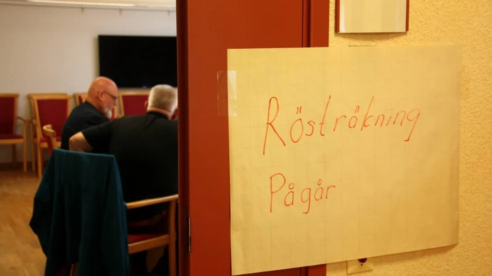 Rösträkning pågår inne i kommunhuset.