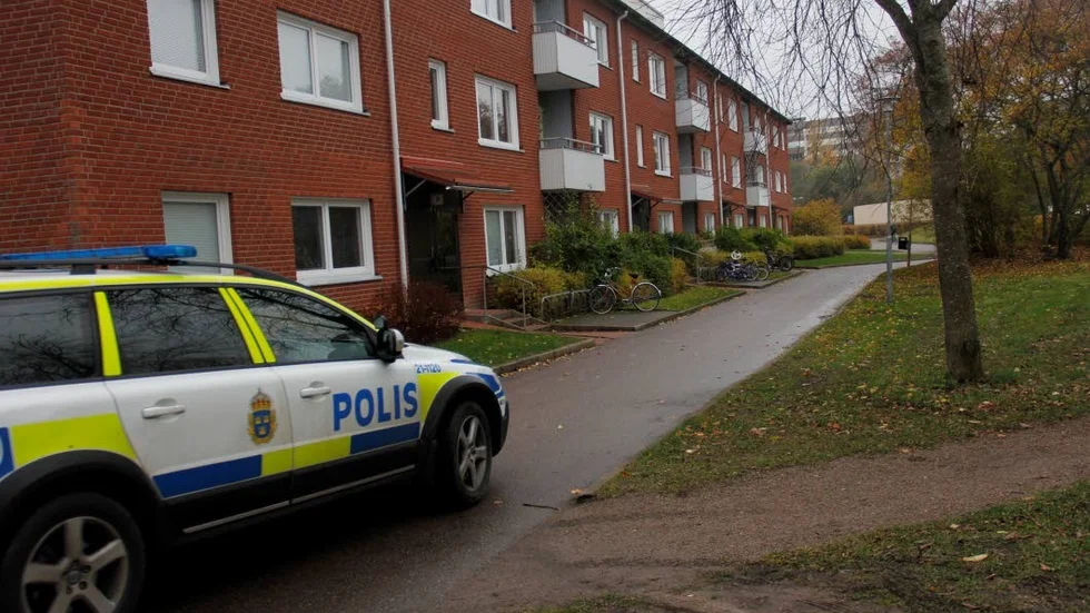 Cirkulerade. Polisen cirkulerade runt i området för lördagens skjutning där två män skottskadades.