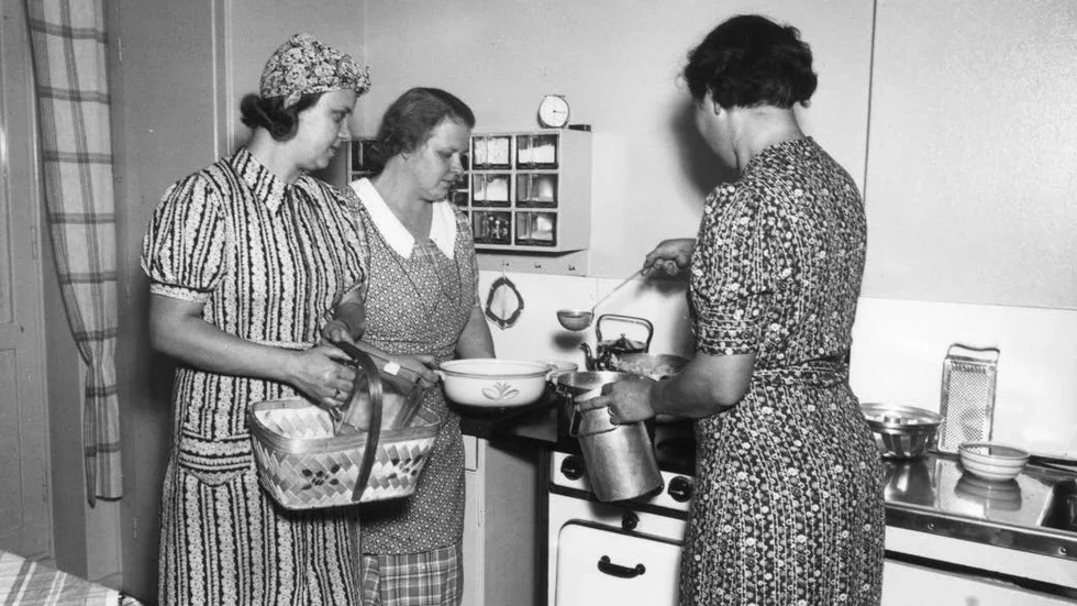 Köket var länge kvinnornas domän. Här tre husmödrar vid spisen på en bild från 1940-talet.
