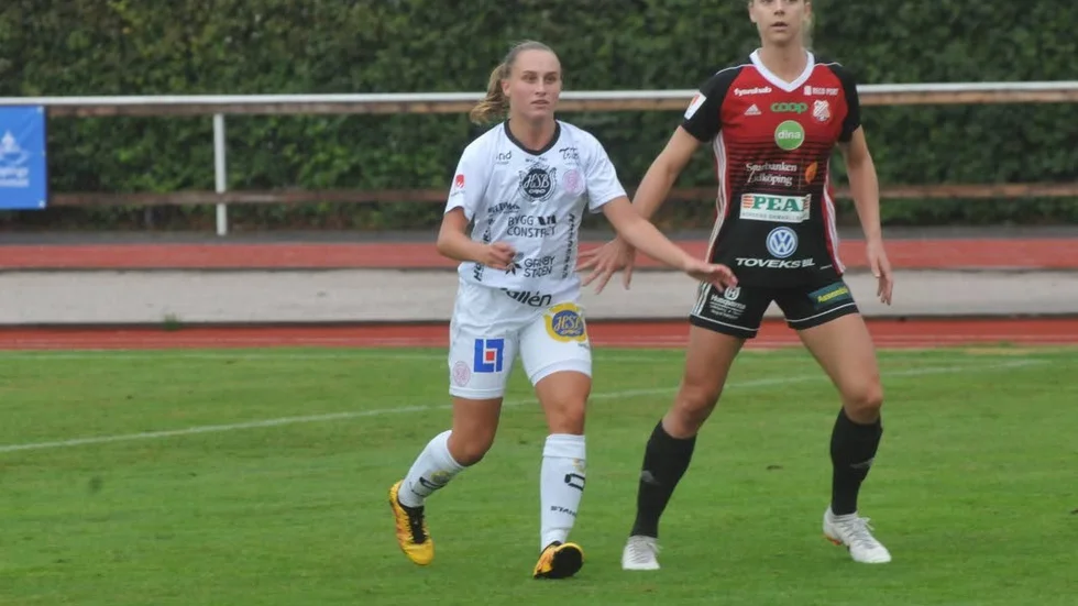 18-åriga Jennifer Sjösten (till vänster) avgjorde matchen genom sitt 1–0-mål.